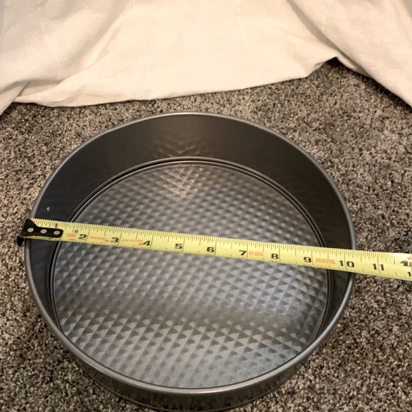 Sterilite cake carrier and spring form pan - Picture 4 of 6